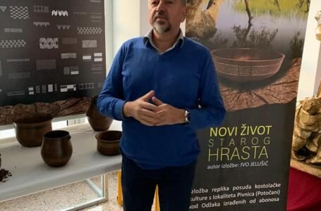 Žepče: Otvorena izložba „Novi život starog hrasta“ umjetnika Ive Jelušića