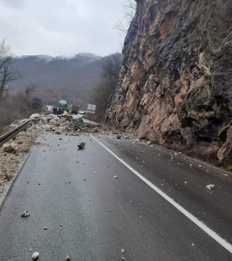  Stanje na putevima u BiH: Mogući odroni, zbog kiše i magle vozačima se savjetuje pojačan oprez