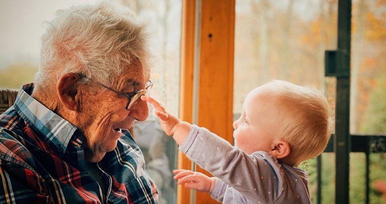  Službeno je: Djedovi i bake koji čuvaju unuke žive duže