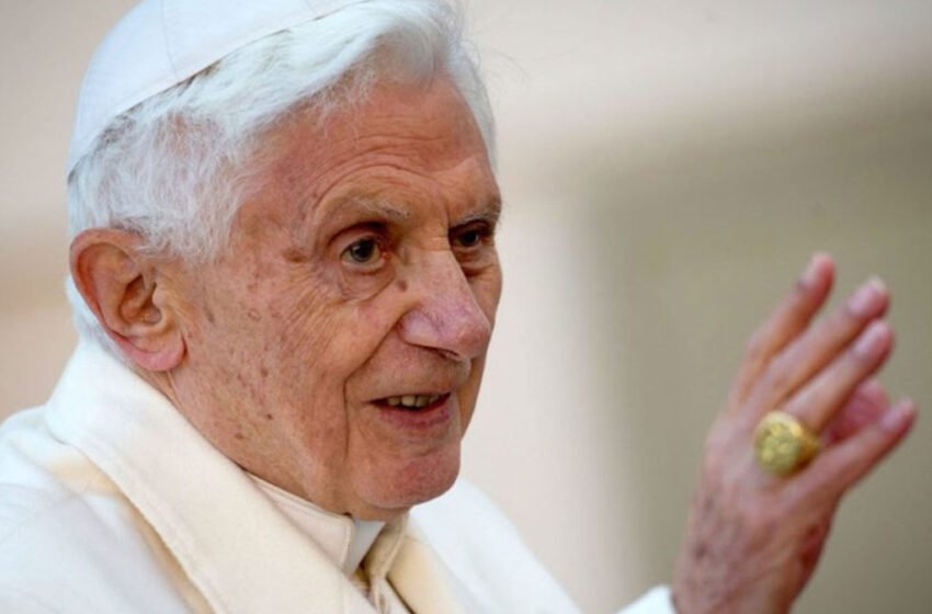  Rim: Preminuo papa Benedikt  XVI.
