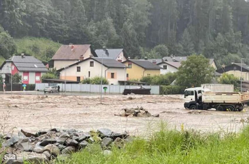  Ogromne poplave u Austriji i Sloveniji, bujice nose automobile, ceste zatvorene, sela odsječena
