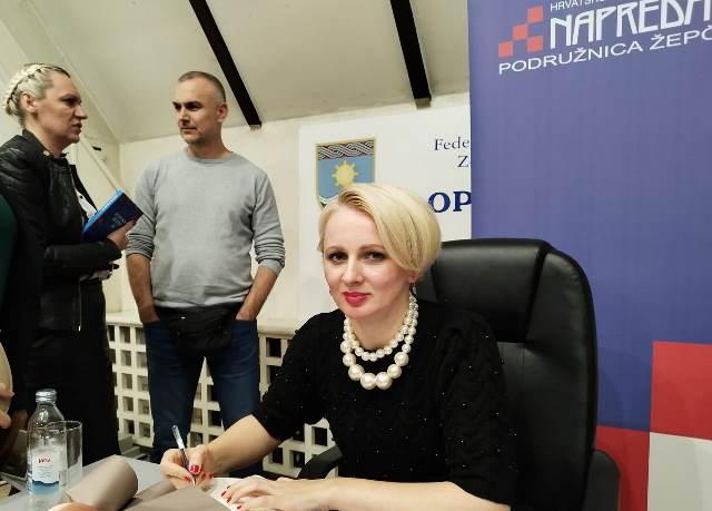  Foto i Audio:U Žepču predstavljen roman “Sezona berbe” autorice Magdalene Blažević
