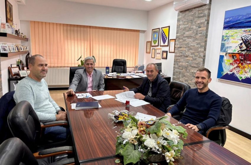 Općina Žepče: Potpisan Ugovor za postavljanje rasvjete na pomoćnom terenu NK Žepče 1919